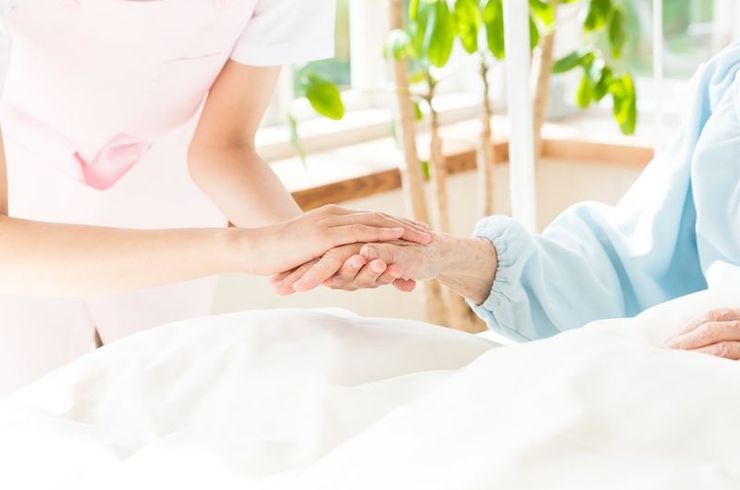 手を取り合って